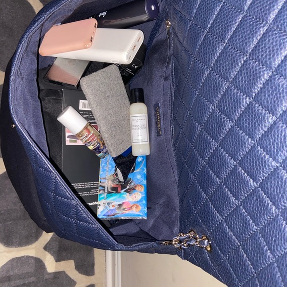 Chanel XL airline flap purse - Picture 4 of 5